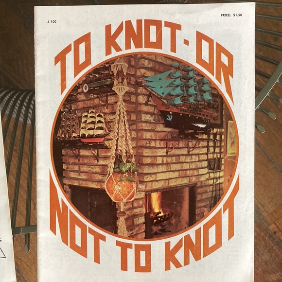 Pair of kitschy vintage 1970s crafting booklets - mod world crafts and macramé - Picture 10 of 10